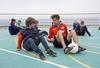 Fußball Freestyler zeigt Kindern Tricks