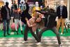 Mannequins und Tänzer im Einkaufszentrum