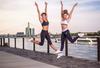 Zwei Künstlerinnen der rhythmischen Sportgymnastik springen